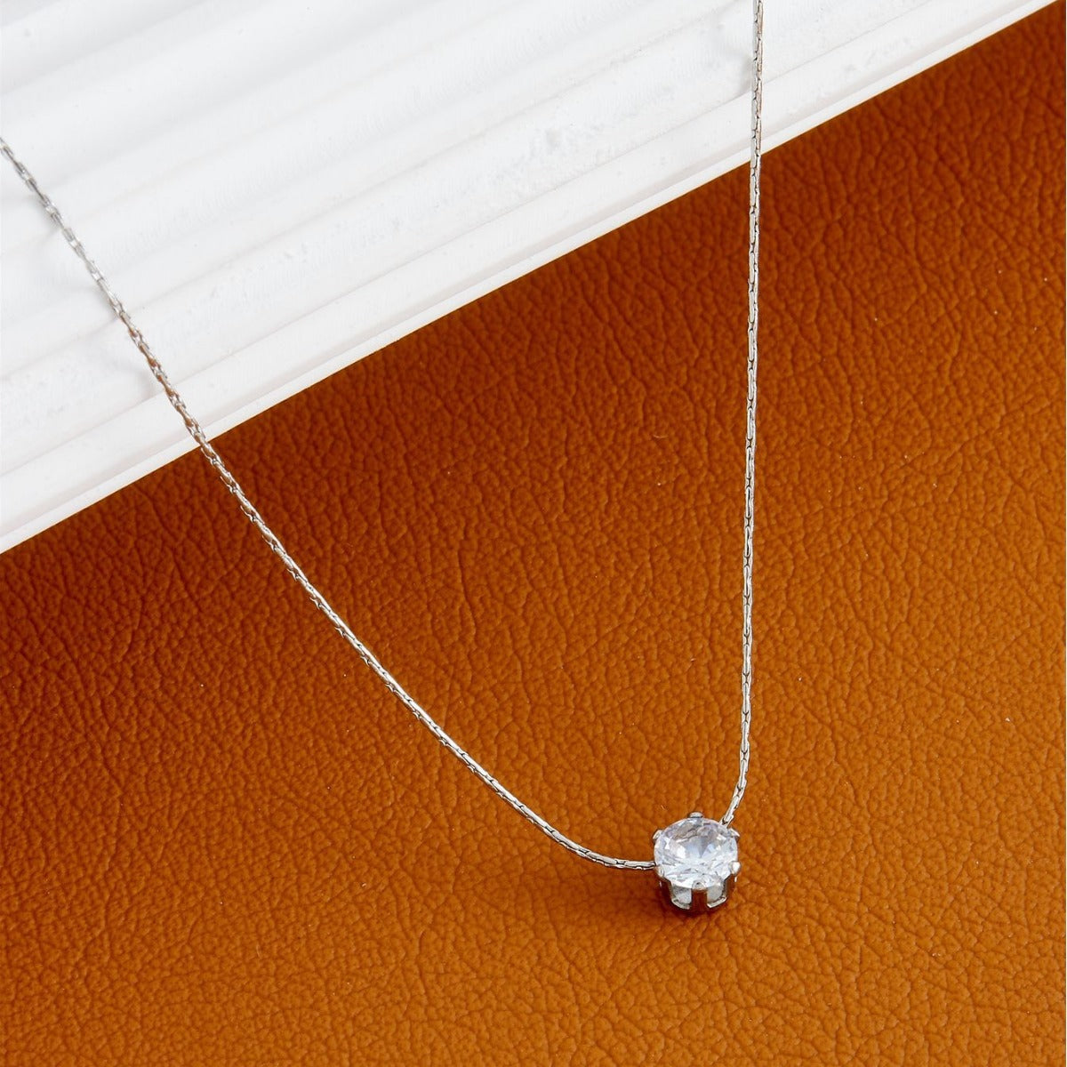 JONE – Collar minimalista con colgante clásico