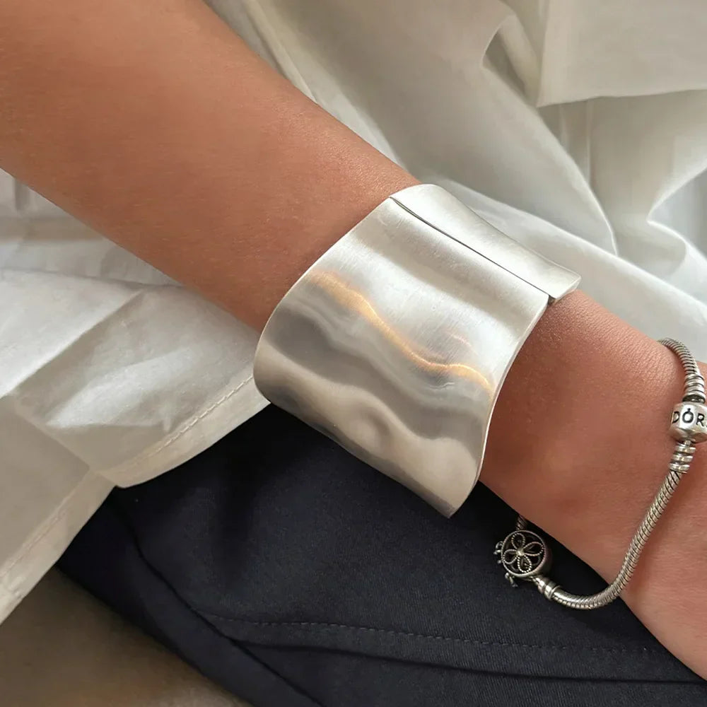 RAINA – Brazalete llamativo y elegante