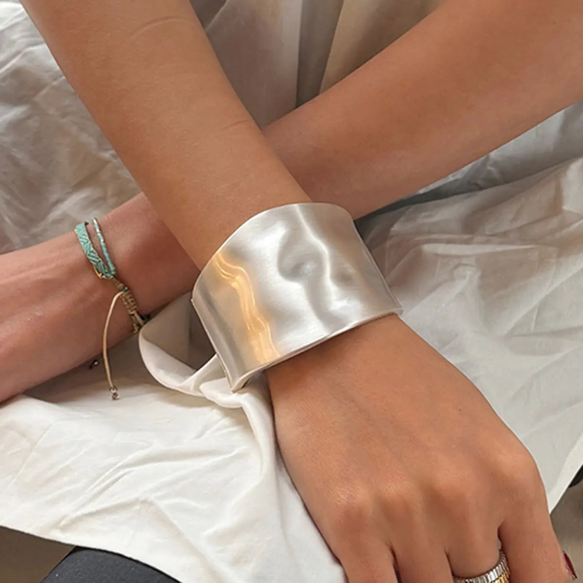 RAINA – Brazalete llamativo y elegante